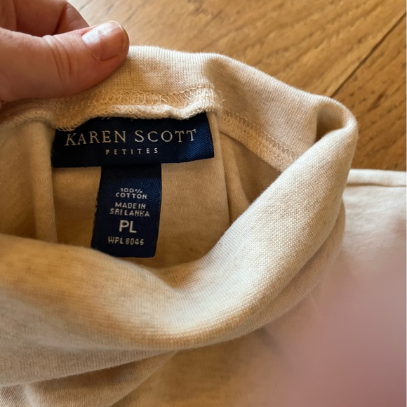 5/30🦄- Chic Ivory Cotton Fitted Turtleneck - Picture 3 of 4